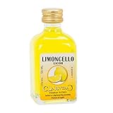 Botella de vidrio de 50ml de licor de limoncello. Tiene un 15% vol de alcohol y un sabor delicioso. La botella se presenta como una frasca de base cuadrada ideal para regalar a tus invitados y deleitar su paladar.