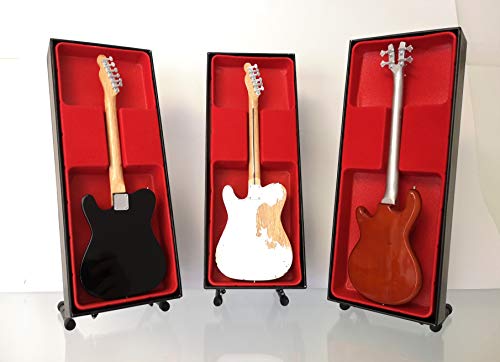 Status Quo (Francis Rossi, Rick Parfitt et Alan Lancaster) Set de guitare miniature - Les Beatles, Paul McCartney, John Lennon, RIngo Starr, George Harrison Status Quo (Francis Rossi, Rick Parfitt et Alan Lancaster) Set de guitare miniature – Image 5