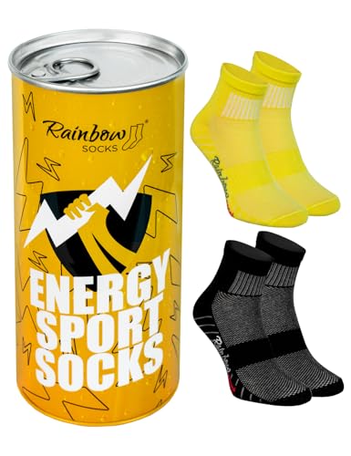 Rainbow Socks - Energy Drink Sport Socks - Damen Herren Sportsocken in der Verpackung einer Energy-Drink-Dose - Novelty Socken Geschenk - 2 Paar - Größen EU 47-50