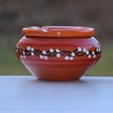 Ce joli cendrier de petite taille, entièrement fabriqué et décoré à la main, sera très utiles pour les fumeurs au salon, sur la table, ou sur la terrasse. - Diamètre : 10 cm- Hauteur : 6 cm- Produit garanti sans plomb- Passe au lave-vaisselle Cendrier en 2 parties : 1 base pour récupérer cendres et mégots, et 1 couvercle qui empêche les cendres de s'envoler et les odeurs de se propager dans votre pièce. Existe en plusieurs tailles et en plusieurs modèle et couleurs