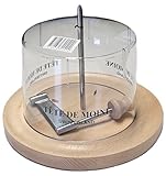 Käsehobel mit Kunststoffhaube, gefertigt aus hellem Buchenholz, der Durchmesser des Holztellers beträgt 22 cm und die Gesamthöhe ist 16 cm.