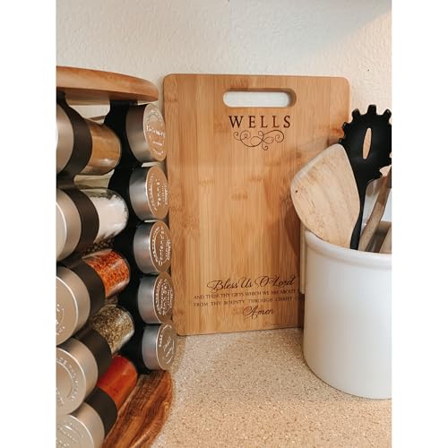 Tabla de cortar rectangular personalizada de bambú "Bendícenos Señor" – 13.75"x9.75" con grabado del nombre de familia miniatura 3