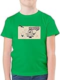 Das enger geschnittene Kurzarmshirt für Jungs und Teenager besteht zu 100% aus Baumwolle ( Grau meliert: 97% Baumwolle / 3% Polyester, Andere Farben in meliert: 50% Baumwolle / 50% Polyester)