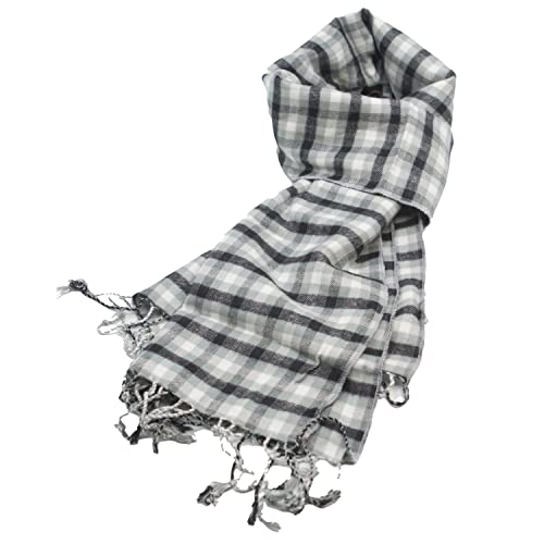 DI TENDENZA: la sciarpa foulard si offre come prezioso dettaglio per completare il look con un meraviglioso tocco di eleganza