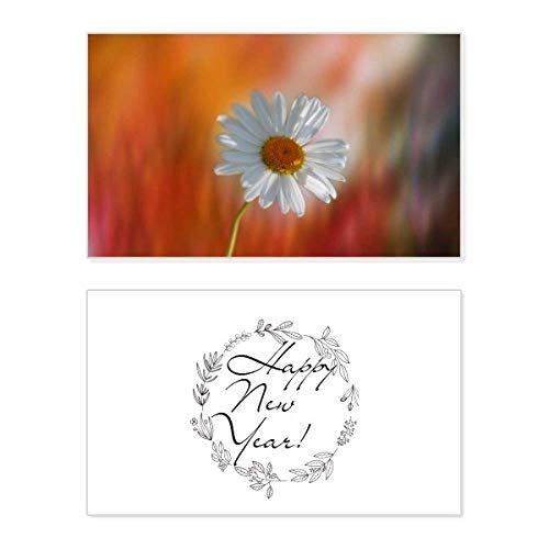 Tarjeta de felicitación de Año Nuevo con diseño de flores blancas sobre fondo naranja oscuro