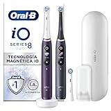 Oral-B iO 8 Cepillos de Dientes Eléctricos (Pack de 2) con 2 Mangos Recargables, Tecnología Magnética Revolucionaria, Pantalla a Color, 3 Cabezales, Funda De Viaje, Regalos Originales - Morado y Negro