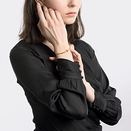Image of CHOW SANG SANG 999.9 24K Gold Charme Price-by-Weight 11.97g Glossy-Finish Gold Bangle (Size: 7) for Women 90194K (Glossy-Finish Gold, 07)