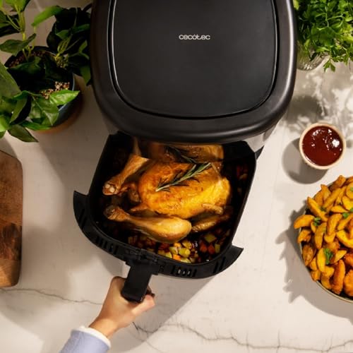 Vista superior de la freidora Cecotec con pollo asado y verduras listas para servir