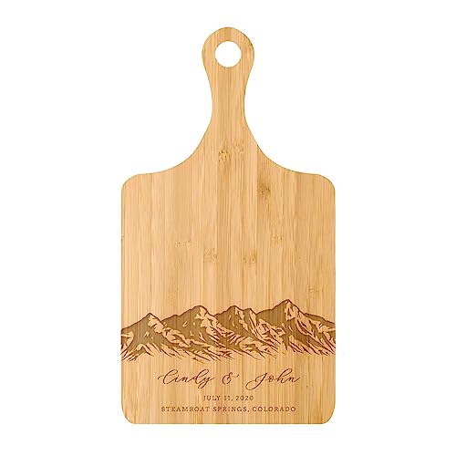 Tabla de cortar personalizada para bodas en la montaña, regalo para pareja aventurera, tablero para charcutería (madera de bambú, tamaño mediano) miniatura 1