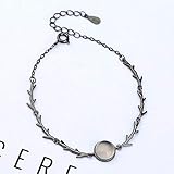 Funzione: una è mostrare l'identità ed evidenziare l'individualità; l'altro è quello di abbellire il braccio, la perfetta combinazione di bracciale e braccio, evidenziando gusti diversi.