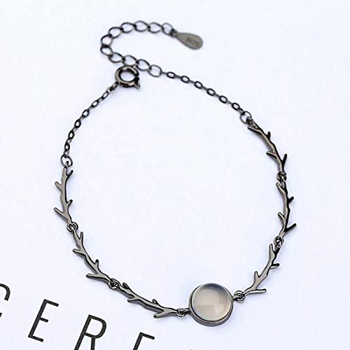 Funzione: una è mostrare l'identità ed evidenziare l'individualità; l'altro è quello di abbellire il braccio, la perfetta combinazione di bracciale e braccio, evidenziando gusti diversi.
