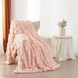 Instructions d'entretien: La couverture peut être lavée en machine à basse température (moins de 40 degrés) en mode délicat. Elle peut être séchée au sèche-linge. Ne pas javelliser. Le produit étant emballé par compression sous vide, il se peut que les peluches ne soient pas aussi moelleuses que sur la photo à la réception de la couverture. Il vous suffit de tapoter et de secouer doucement le produit ou de le laver une fois pour qu'il redevienne moelleux et doux.