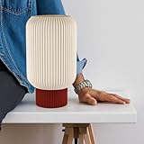 [Alliance contemporaine] : combinaison d’un abat-jour texturé en PLA et d’une base à l’aspect minéral pour un rendu sobre, moderne et intemporel.