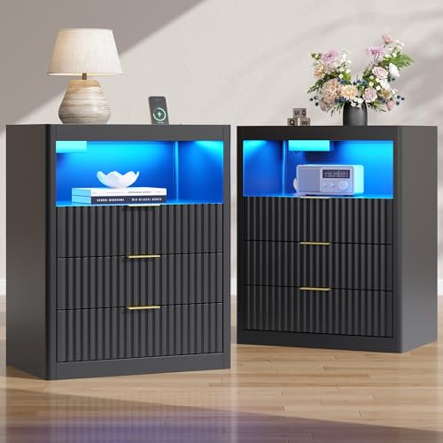 Gyfimoie Nachttisch LED mit Steckdose(2 AC-Steckdosen & 2 USB-Anschlüsse), Nachtschrank mit 3 Schubladen und Offene Ablage, Moderner Beistelltisch für chlafzimmer, Wohnzimmer, Schwarzer,75x60x40cm