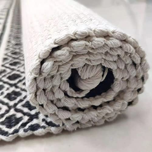 Tapis pour table basse au design soigné et finitions pompons de qualité 60x90cm