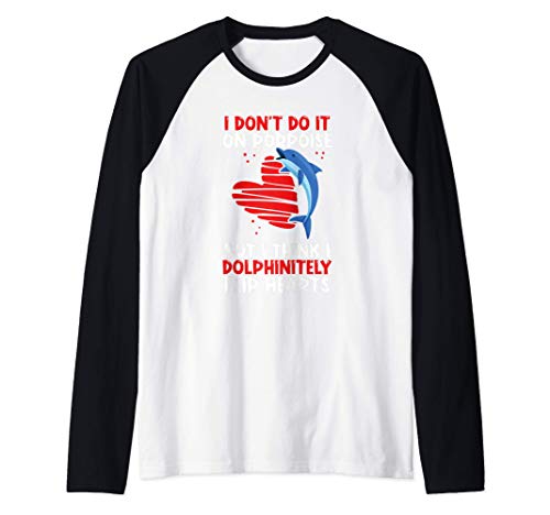 I Don't Do It On Porpoise I Dolphinitely Flip Hearts Gift Camiseta Manga Raglan