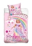 ✔BETTWäSCHE BARBIE Bettbezug 135x200 + Kissenbezug 80X80 ✔Kinderbettwäsche BARBIE MAßE: 135 cm x 200 cm + 80 cm x 80 cm ✔Material: 100% Baumwolle ✔mit Reissverschluss ✔OFFIZIEL LIZENSIERTES PRODUKT ✔GEPRÜFT AUF SCHADSTOFFE NACH ÖKO-TEX STANDARD 100 ✔KEINE CHEMISCHE REINIGUNG MÖGLICH ✔WASCHBAR BEI 60ºC✔ 1x Bettbezug 135x200 + 1x Kissenbezug 80x80 