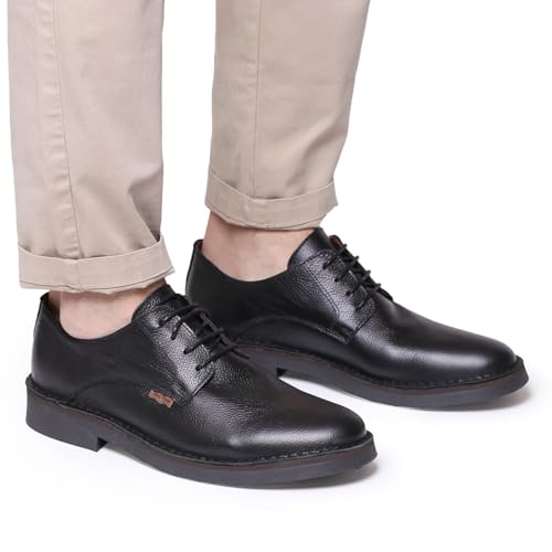 JEFF-PO. This men's lace-up shoe is made of leather in a solid color. The sole is non-slip rubber and has a total height of 3 cm. The inner insole is lined with breathable fabric and padded for extra comfort.4