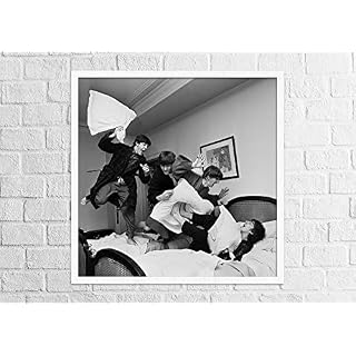 Affiche des Beatles – The Pillow Fight print – The Beatles, Pillow Fight print – Impression encadrée ou non encadrée… - Les Beatles, Paul McCartney, John Lennon, RIngo Starr, George Harrison Affiche des Beatles - The Pillow Fight print - The Beatles, Pillow Fight print - Impression encadrée ou non encadrée… – Image 3