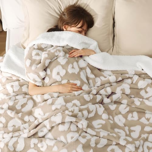 Bedsure Manta gruesa y cálida de sherpa tamaño Queen para invierno, con estampado de guepardo para cama, regalo de felpa mullida con estampado de leopardo para mujeres, beige, 90 x 90 pulgadas