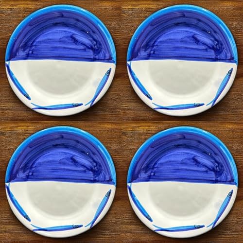 🎨 Ceramica artigianale dipinta a mano – Ogni piatto da 24 cm è un pezzo unico, realizzato in ceramica e decorato nello stile Vietrese con pennellate blu e piccoli pesciolini, simbolo del Mediterraneo e della tradizione artistica costiera.