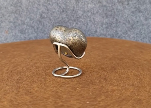 Supporto Per Urna Commemorativa A Forma Di Cuore ESplanade - In Ottone Massiccio, Portaricordo Per Cimeli - Argento, Artigianale - 3