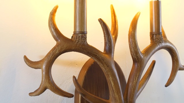 Image of JONATHAN Y 25.5 inch Brown Wood Finish 3-Light Resin Faux Antler LED Vanity Light, Southwestern Bohemian Wall Sconce with Seeded Glass Shades, UL Listed, LED Bulbs Included JYL6309A