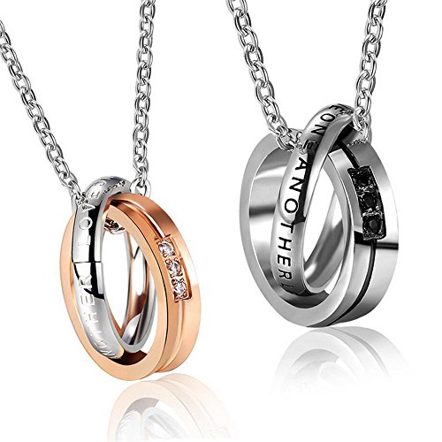 Kim Johanson Paire de colliers pour amoureux «Love One Another» en acier inoxydable avec chacun 2 anneaux et gravure incl.pochette à bijoux.