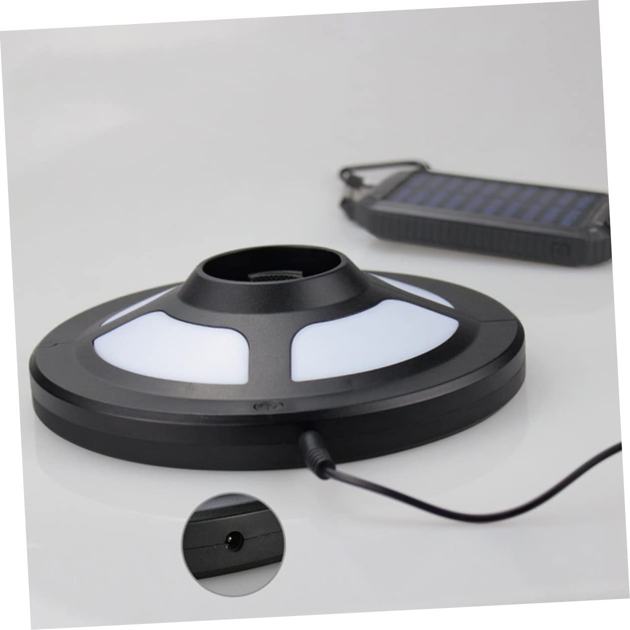 Lampada a LED per Esterni a Forma di Ombrello, Luce da Campeggio Multifunzionale a Batteria, Lampada da Giardino Sospesa per Ombrelloni e Emergenze, Installazione Semplice,
