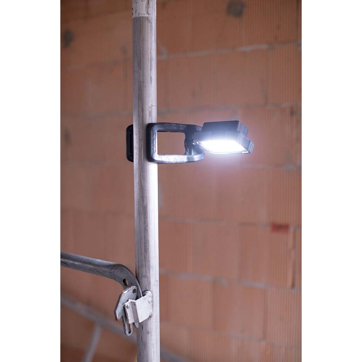 Brennenstuhl foco LED de batería recargable CL 1050 MA/lámpara de trabajo de 10W con dispositivo de sujeción (luz de trabajo con USB Powerbank, 950lm, IP65)