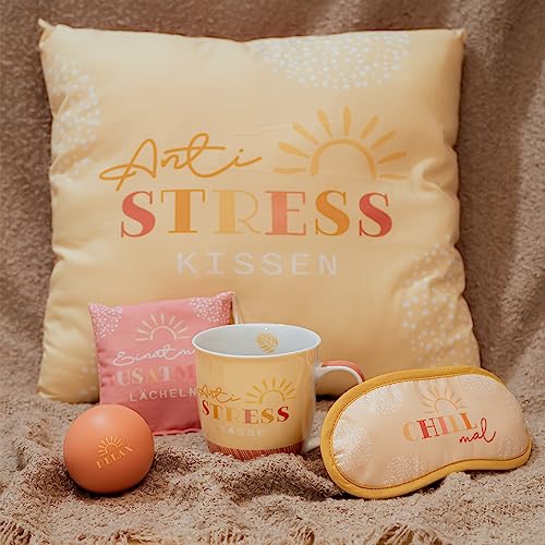 GRUSS & CO Kissen Motiv 'Anti-Stress' Baumwolle | Baumwolle, 40 cm x 40 cm, Zierkissen mit Motivdruck | Geschenk Freundin, Entpannung | 48209
