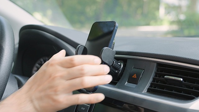 Support Téléphone Voiture 360° – Clip Grille Aération, Stable, Compatible IPhone 15 à 12 Pro Max