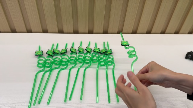 24 Pack Frog Straws for Party Favors, Reusable Cartoon Plastic Crazy Drinking Straw for Princess Birthday Party Passove Decoration Supplies with 2 Cleaning Brushes (Green)