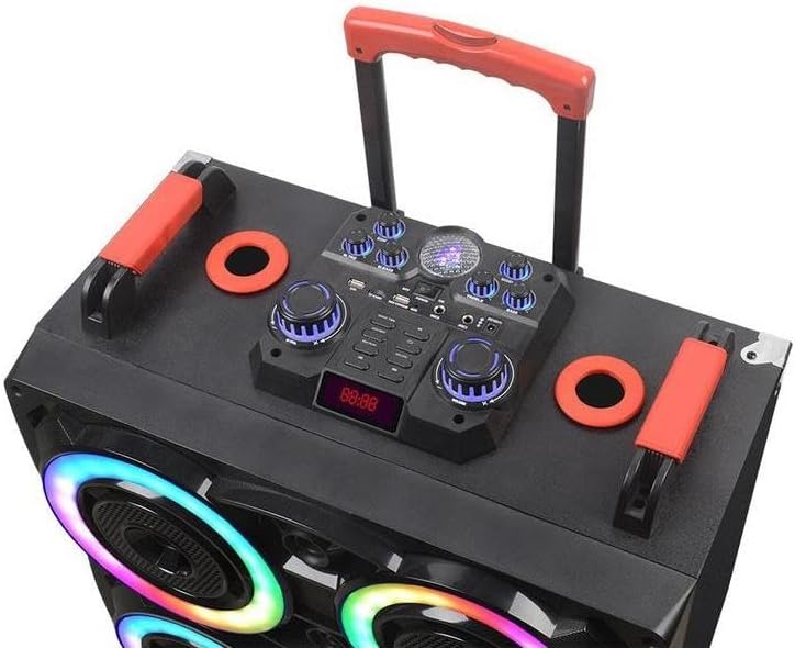 Detailní záběr view horního ovládacího panelu reproduktoru s různými knoflíky, tlačítky a LED displejem.