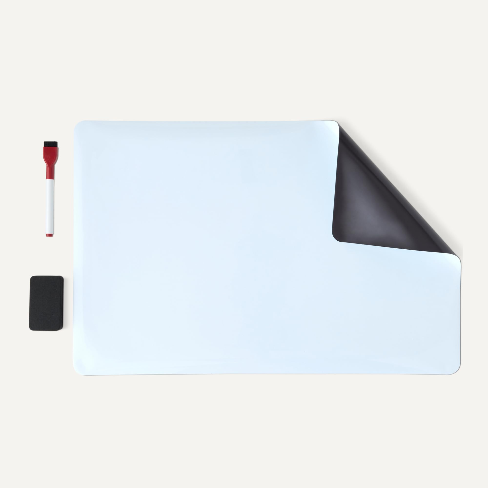 Amazon Basics Magnetyczna tablica suchościeralna na lodówkę z 2 pisakami i 1 gąbką, elastyczny planer, tablica na notatki do domu, kuchni, biura i szkoły, 33cm x 50cm