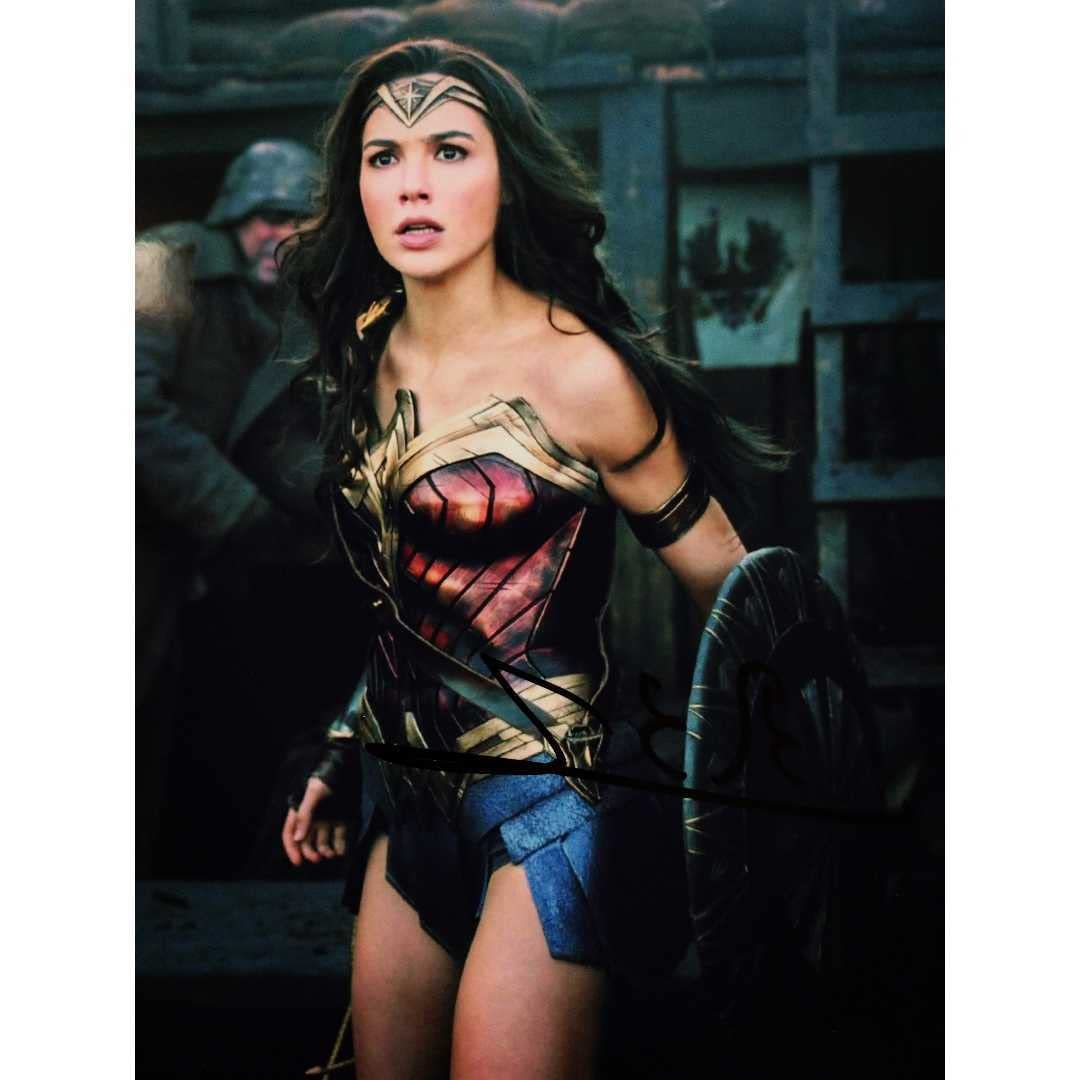 Amazon.co.jp: ガルガドット直筆サイン入り超大型写真…ワンダー  