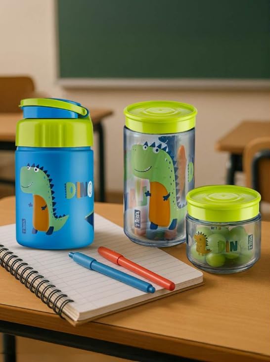 Conjunto de recipientes e garrafa Tiba Fun com estampa de dinossauro sobre uma mesa escolar ao lado de um caderno e canetas