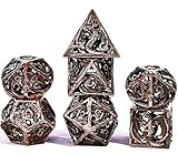 ILUSTRACIÓN: El juego de dados metálicos huecos DND es diferente de los dados de acrílico ordinarios para juegos de rol y los dados de plástico Dungeons and Dragons. Esta es una obra de arte solemne. La delicada textura del dragones y mazmorras juego de mesa de metal está especialmente producida para los amantes de la colección de dados, que pueden permanecer a su lado incluso al atardecer. Incluso si tú y tus amigos son indomables en la pelea del juego,puedes volverlo todo loco.