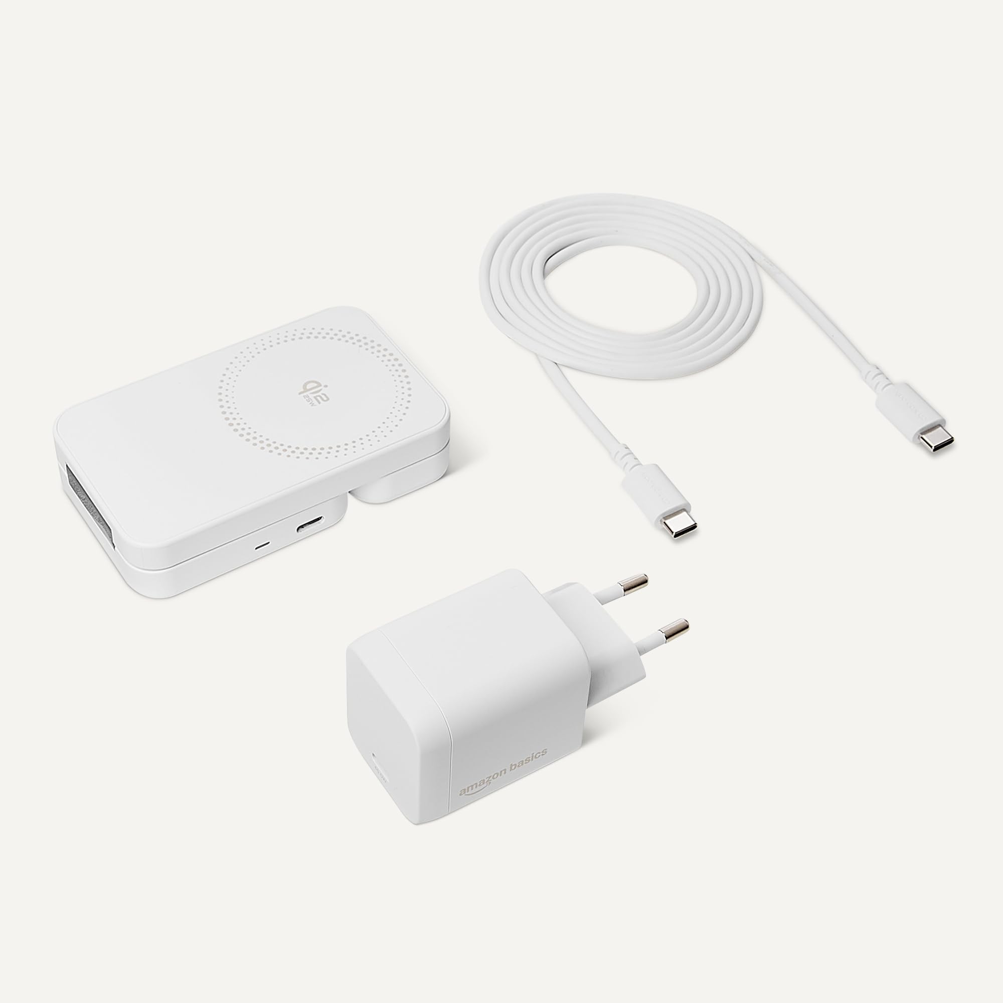 Amazon Basics Station de Recharge sans Fil 3 en 1 25 W certifiée Qi2.2, Support Pliable Compatible MagSafe pour iPhone 17/16/15/14/13/12, Apple Watch, AirPods, avec Adaptateur 45 W, Blanc