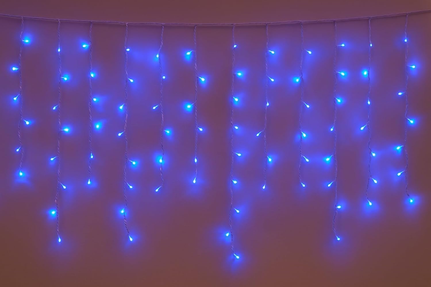 Elektronova Tenda Luminosa 200 LED, 5Mt, Luce Blu, Cavo Bianco, IP65, Prolungabile, Effetto Flash, Con fili pendenti a lunghezze alternate (30–70–40–60 cm) per effetto a cascata