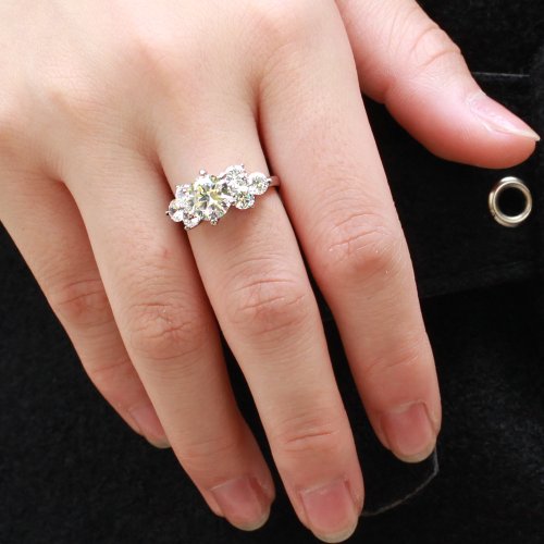 Bague en acier au titane amende ornée d'un strass super flash