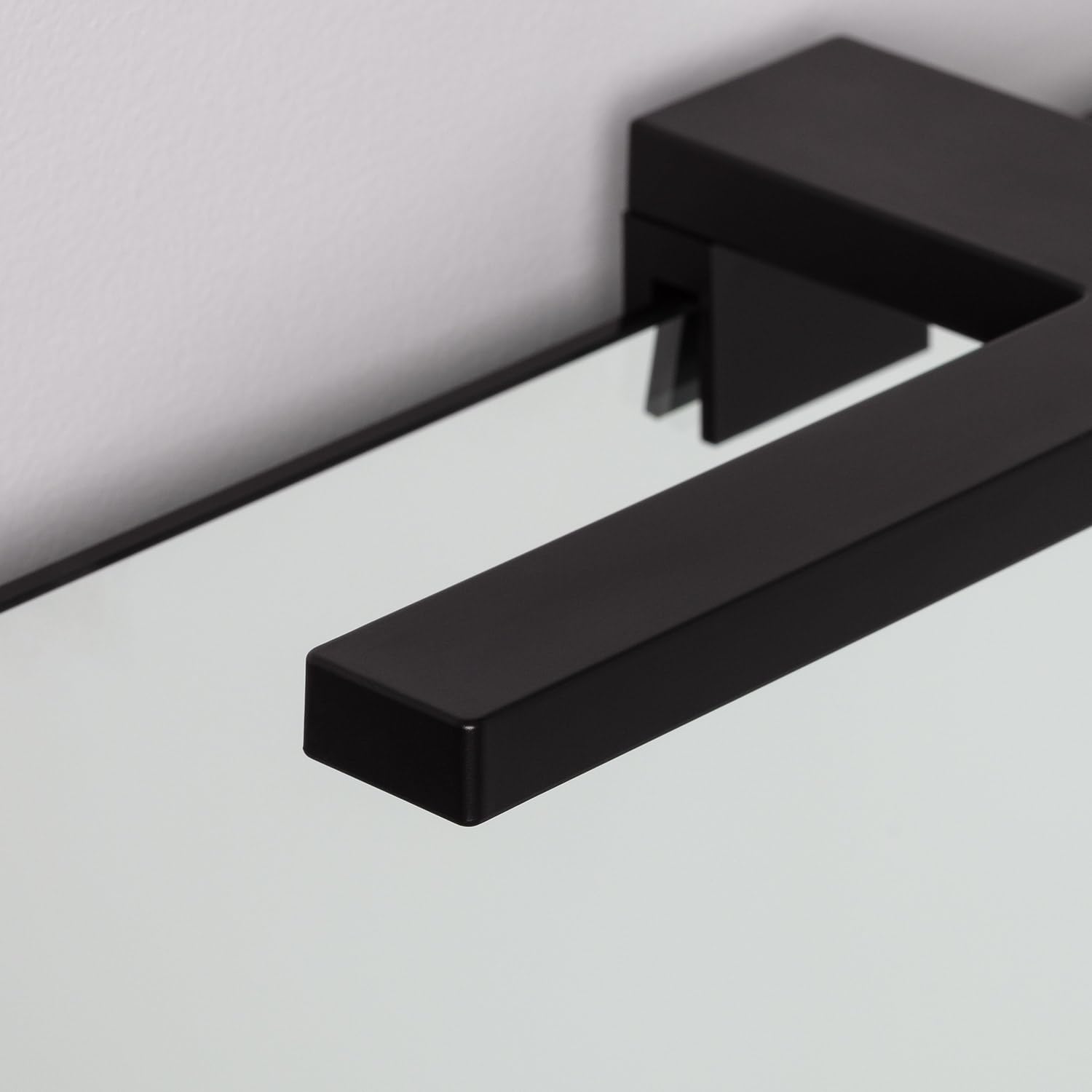 LEDKIA LIGHTING Aplique LED para Espejo de Baño Carl 5 W 6000 K Blanco Frío | Negro | Instalación sobre espejo para iluminación frontal uniforme en lavabos y aseos