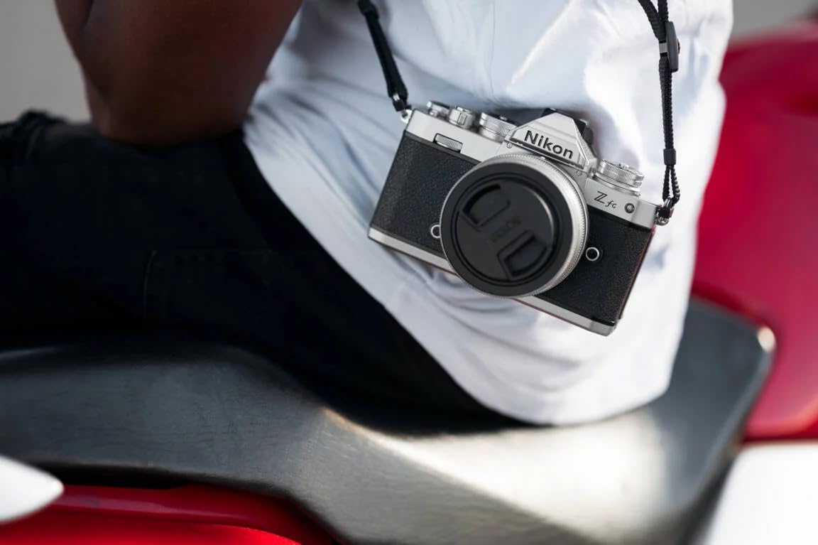 Nikon Z fc 16-50 VR + 50-250 VR+ Lexar SD 64GB, Mirrorless DX 20.9 MP, ghiere di controllo, mirino elettronico, 4K, monitor angolazione variabile, argento [Nital Card: 4 Anni di Garanzia]