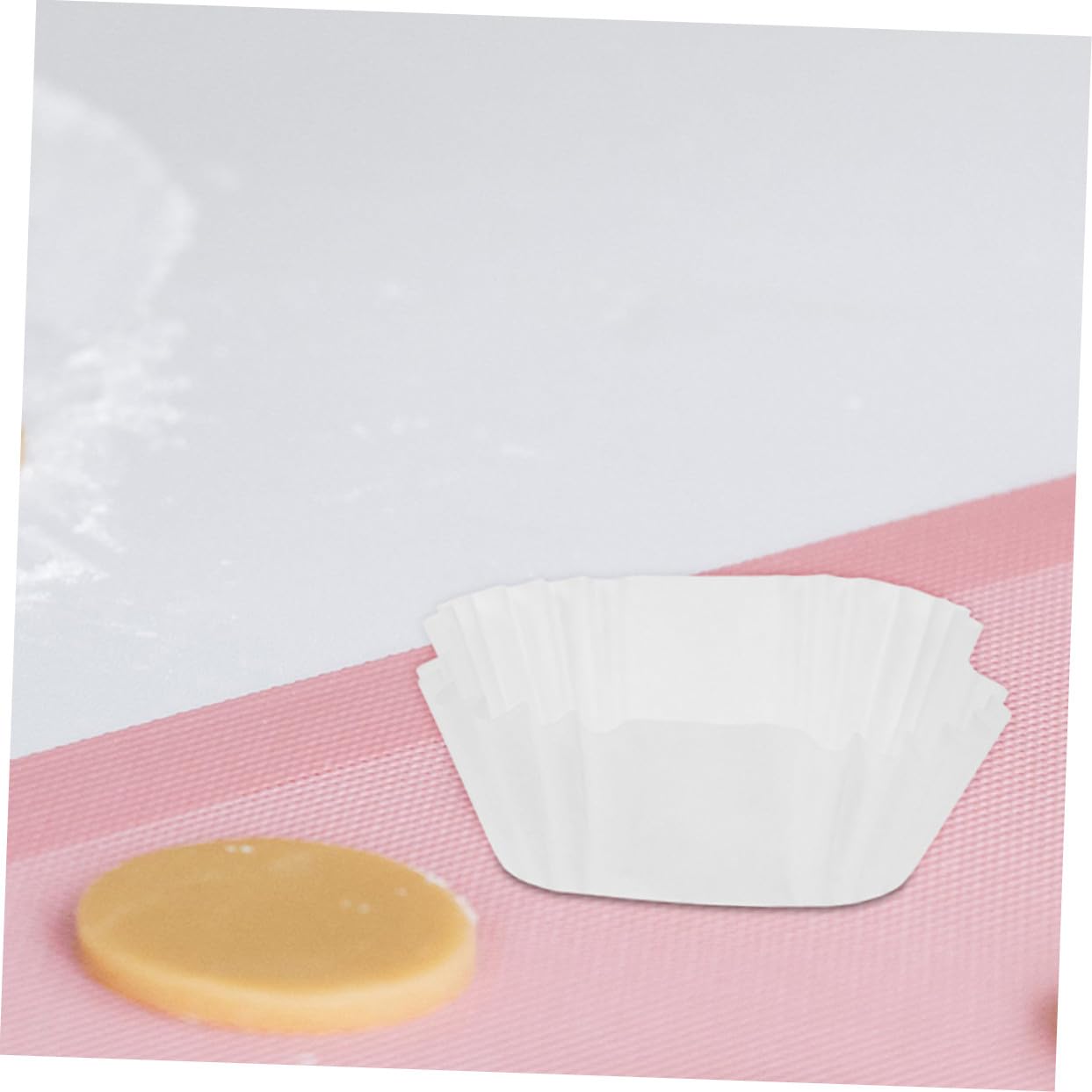 2000 Stück Mittelgroße Quadratische Cupcake Muffin Papierförmchen aus Lebensmittelechtem Ölbeständigem Papier Robust und Formstabil für Backen von Muffins Kuchen Pralinen Snacks