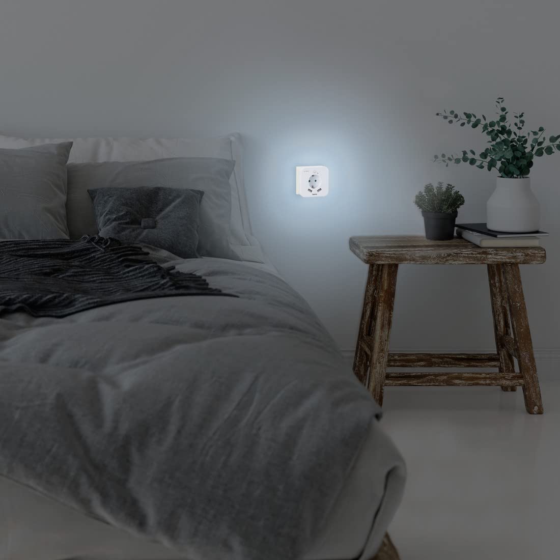 Hama | Luz nocturna con 2 puertos USB (Con detector de movimiento, Bajo consumo, Enchufe con protección) Color Blanco