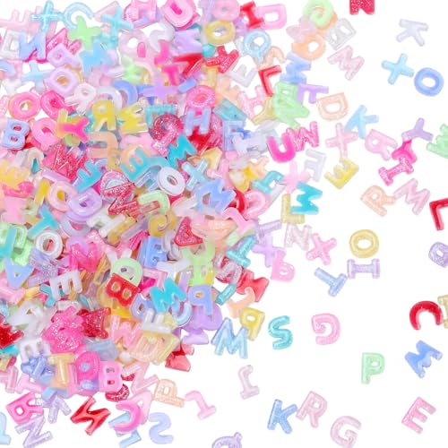 SUNNYCLUE 1 Schachtel (30g) Harz Alphabet Anhänger Buchstaben Cabochons Bunt Zufällig Flache Rückseite Undurchsichtig Alphabet A Bis Z Initialen Cabochons Für DIY Bastelarbeiten Nagelkunst Handyhülle