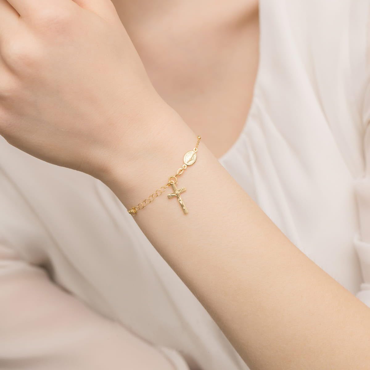 Sakrami Bracciale Rosario Donna Oro 14KT Crocifisso e Medaglietta Vergine – Catena 17+3 cm – Scatola Personalizzabile con Dedica Incisa – Gioiello per Cresima, Comunione, Natale