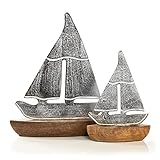 Schöne und edle Segelboote aus Metall (Aluminium) stehend auf einem Sockel aus Mangoholz. Ein Geschenk für Segler, ein Hochzeitsgeschenk, als Hochzeitsdekoration, als Tischschmuck, Deko Skulptur für den maritimen Wohnstil - ein Präsent für ein Paar.