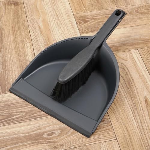 Vilde Besen Und Kehrschaufel Set - Hochwertig, Aus 90% Recyclingmaterial - Schwarzes Design - Gummikante Für Perfekten Bodenkontakt - Praktische Aufhängemöglichkeit - Recycelbar - Haushalt Reinigung