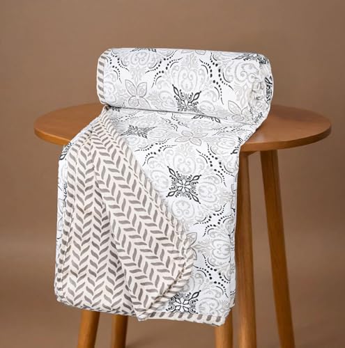 Image of Amazon Brand - Umi Blanket for Single Bed, 120 GSM Microfiber 2 Layered Quilted Dohar, Soft Lightweight Reversible Printed AC Blanket Single Bed for All Season (Silver, 152 x 225 cm)